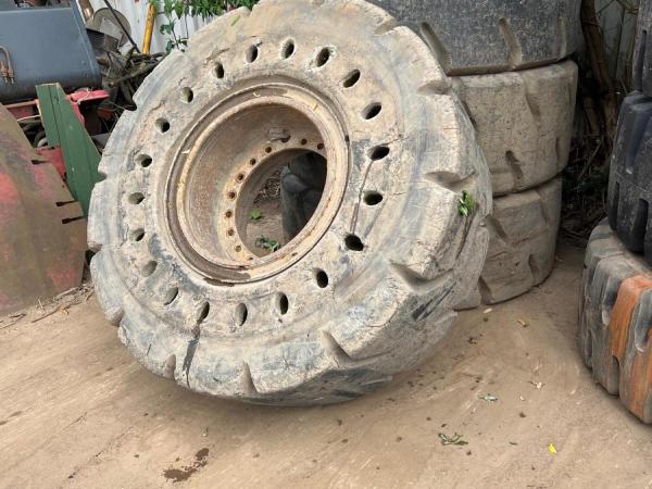 20.5R25 SOLID JCB TYRES